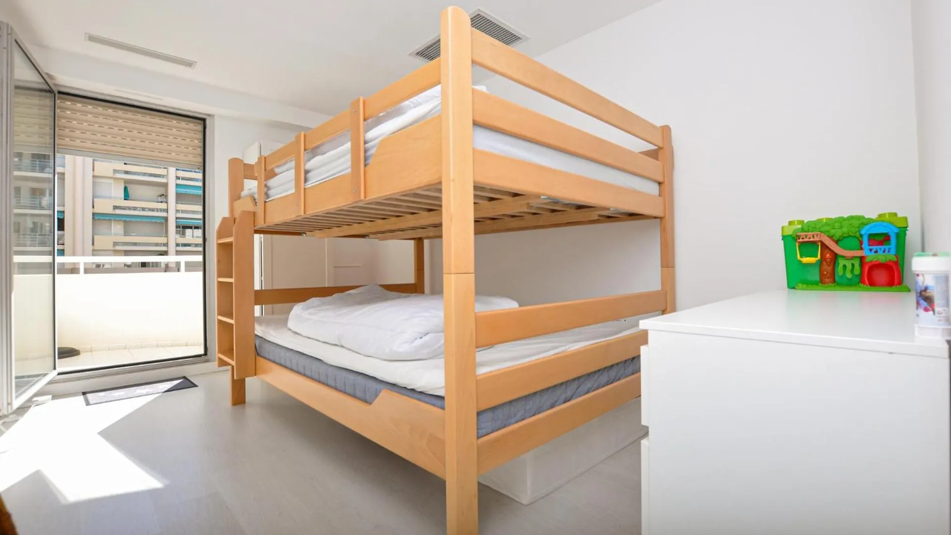 Awesome Apartment In Antibes With Wifi 0*,